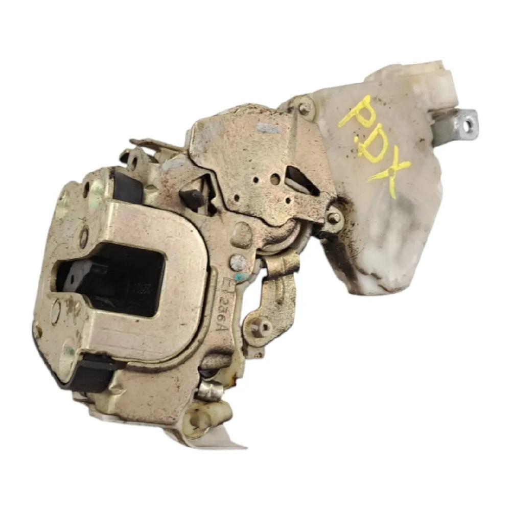 Cerradura puerta trasera derecha TD27 825020F615 Nissan Terrano ii (r20) 1996-2007 233000 km