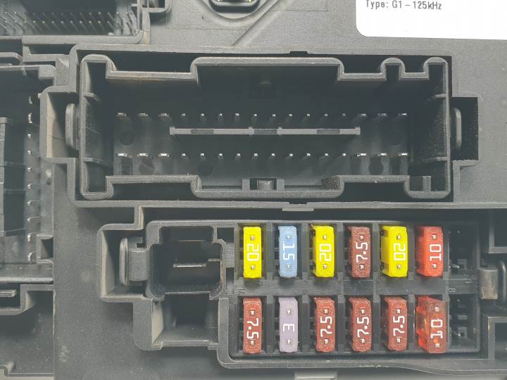 Caja de relés / fusibles 13142241 de Opel Corsa d van (s07) 2010-2014 - pieza usada