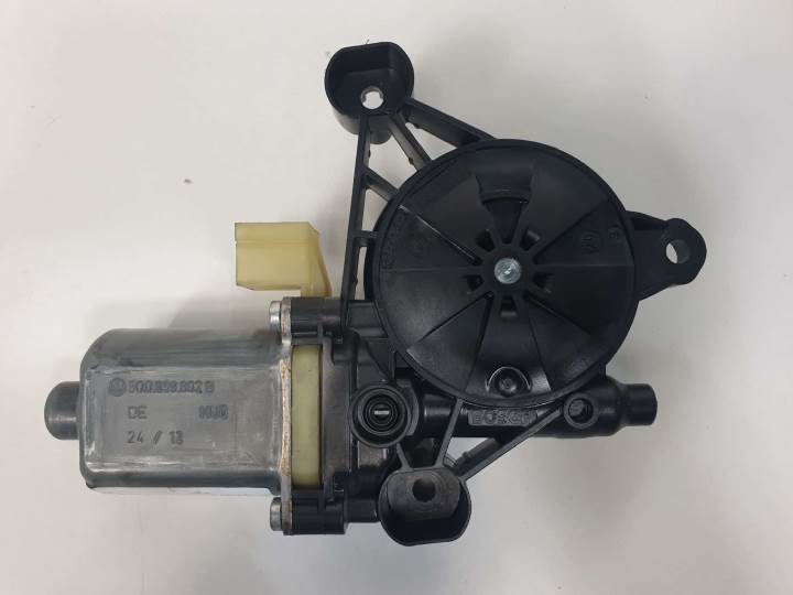 Motor elevalunas delantero derecho CLH 0130822716 de Seat Leon (5f1) 2012-2020 90 CV con 42160 km - pieza usada