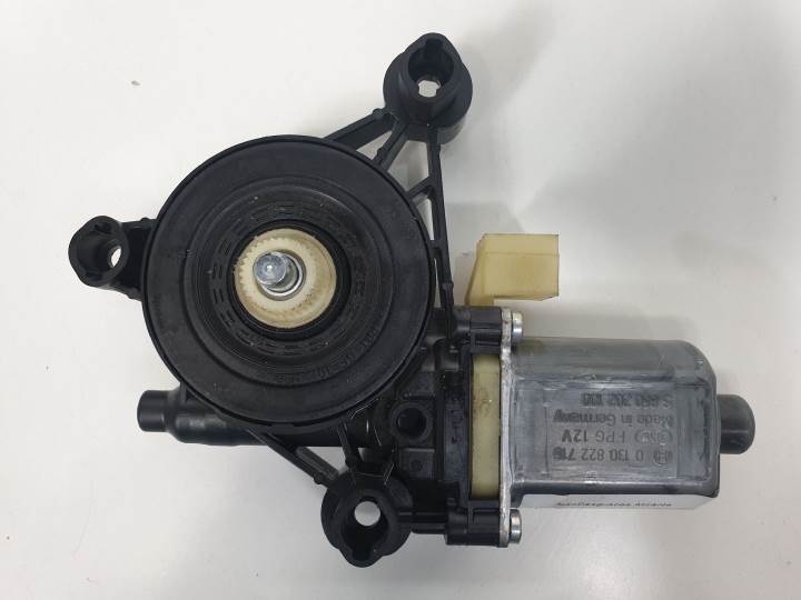 Motor elevalunas delantero derecho CLH 0130822716 de Seat Leon (5f1) 2012-2020 90 CV con 42160 km