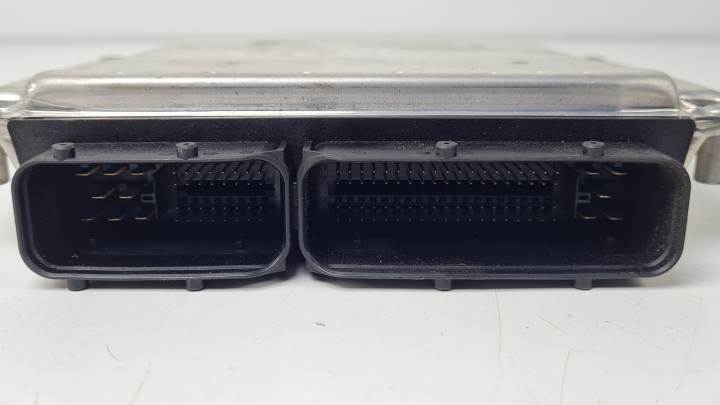 Boîtier moteur uce 0281011222 de Audi A4 berlina (8e) 2000-2004 - pieza usada