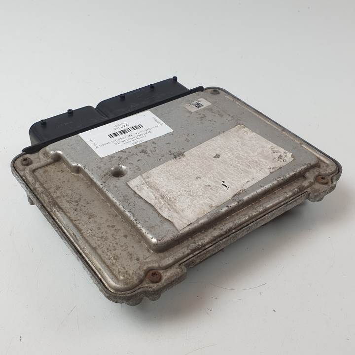 Switchboard engine uce 0281013228 de Volkswagen Jetta (1k2) 2005-2010 - pieza usada