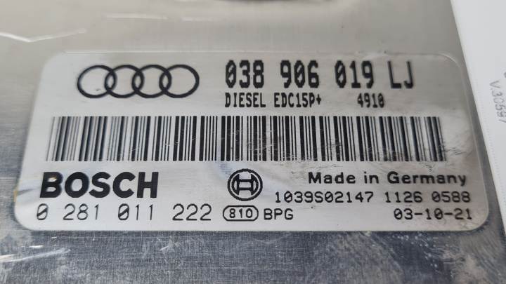 Boîtier moteur uce 0281011222 de Audi A4 berlina (8e) 2000-2004 - pieza usada