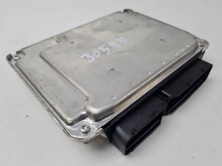 Boîtier moteur uce 0281011222 de Audi A4 berlina (8e) 2000-2004 - pieza usada