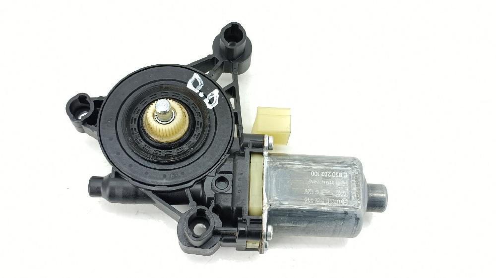 Motor elevalunas delantero derecho DHFA 0130822716 de Seat Leon (5f1) 2012-2021 131 CV con 64794 km - pieza usada