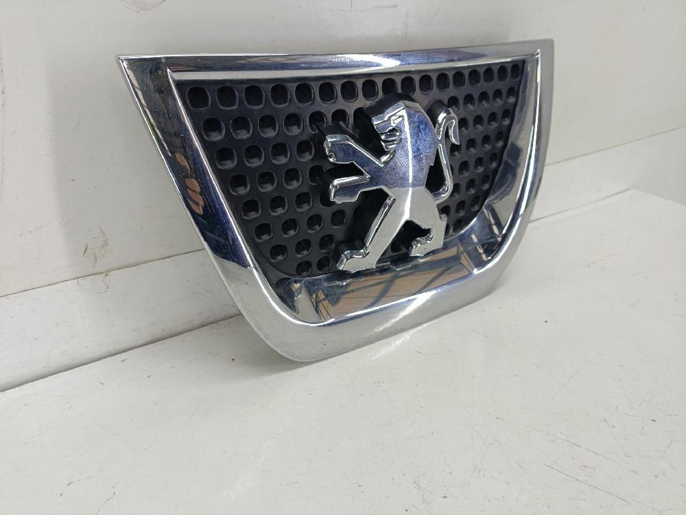 Emblem RHH (DW10CTED4) 9685973077 de Peugeot 3008 monospace (0u_) 2009-2016 163 CV con 161818 km - pieza usada