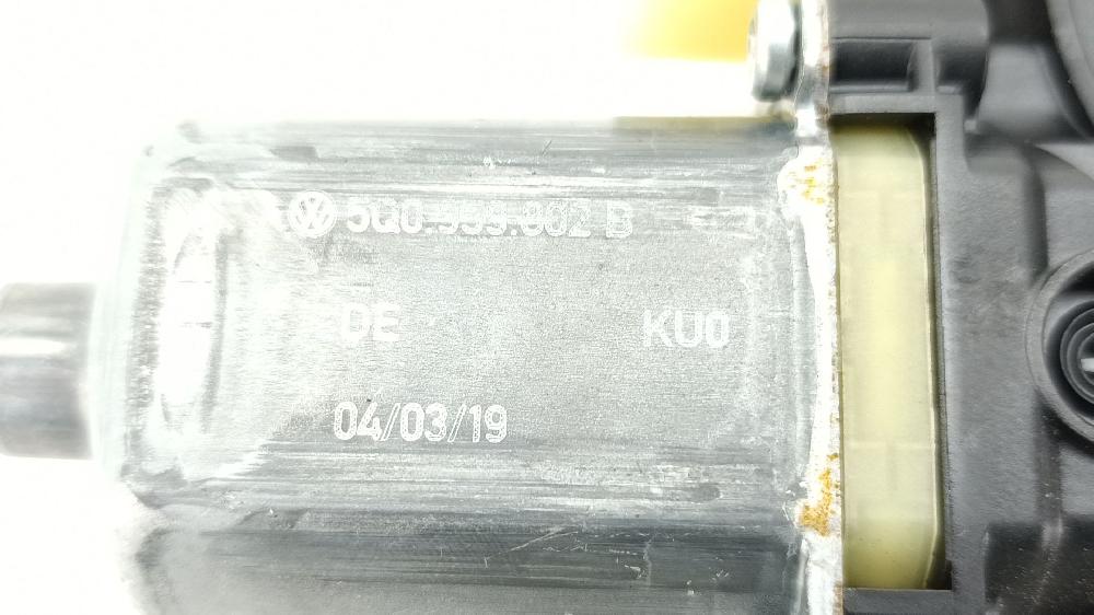 Motor elevalunas delantero derecho DHFA 0130822716 de Seat Leon (5f1) 2012-2021 131 CV con 64794 km - pieza usada