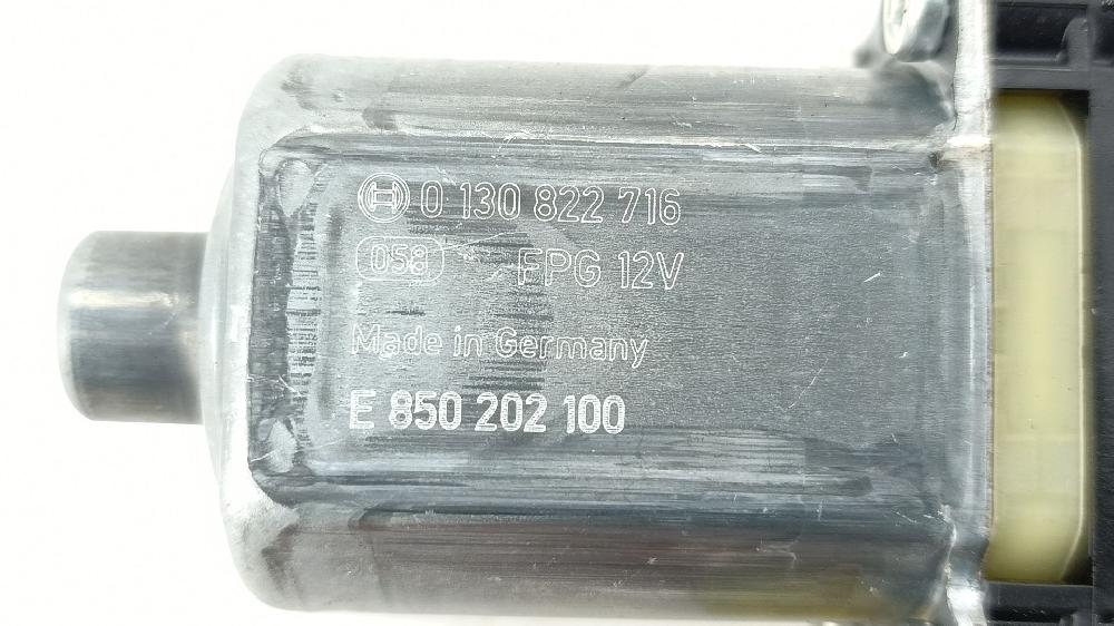 Motor elevalunas delantero derecho DHFA 0130822716 de Seat Leon (5f1) 2012-2021 131 CV con 64794 km - pieza usada