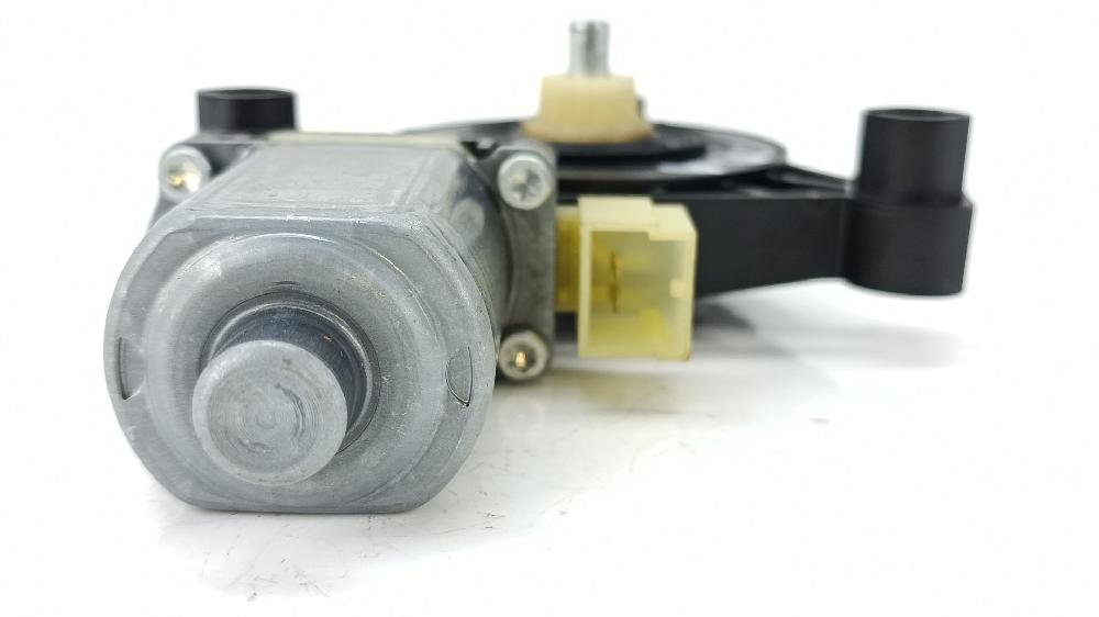 Motor elevalunas delantero derecho DHFA 0130822716 de Seat Leon (5f1) 2012-2021 131 CV con 64794 km - pieza usada