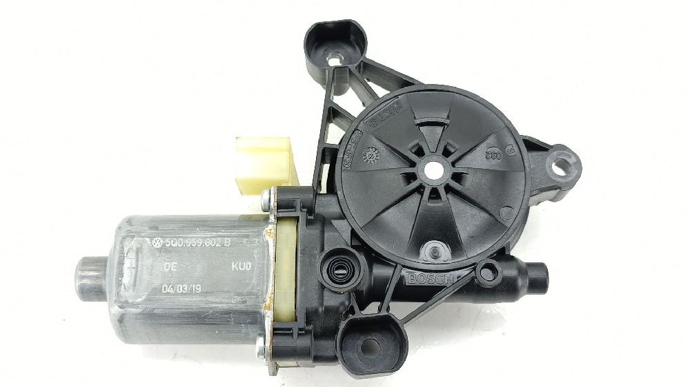 Motor elevalunas delantero derecho DHFA 0130822716 de Seat Leon (5f1) 2012-2021 131 CV con 64794 km