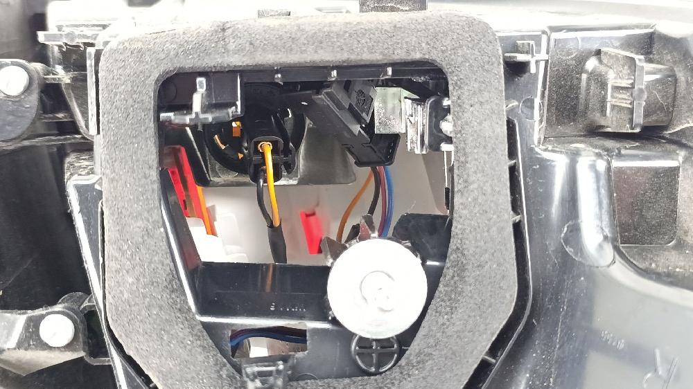 Piloto trasero derecho 5GF (EP6FADTXD) 9810477080 de Peugeot 3008 suv (mc_, mr_, mj_, m4_) 2016-0 181 CV con 88144 km - pieza usada