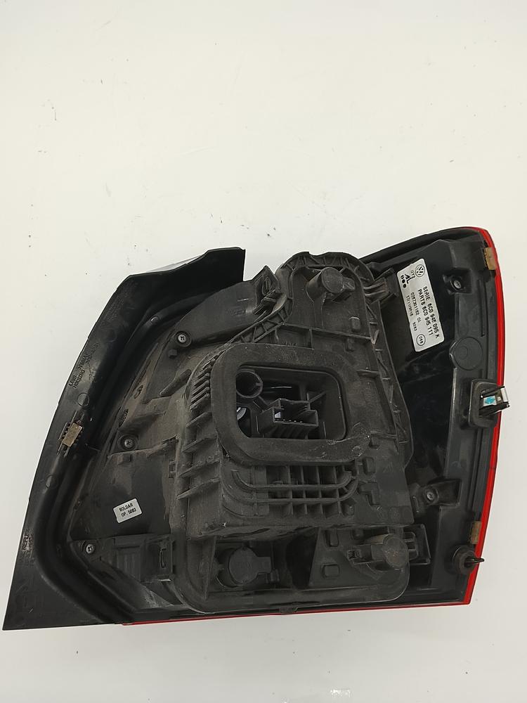 Piloto trasero izquierdo 2215110 de Volkswagen Polo v (6r1, 6c1) 2011-2014 - pieza usada