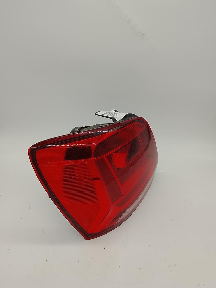 Piloto trasero izquierdo 2215110 de Volkswagen Polo v (6r1, 6c1) 2011-2014 - pieza usada