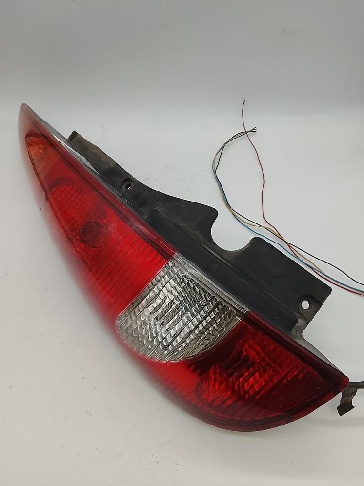 Piloto trasero izquierdo 26555BU201 de Nissan Almera ii hatchback (n16) 2000-2003 98 CV - pieza usada