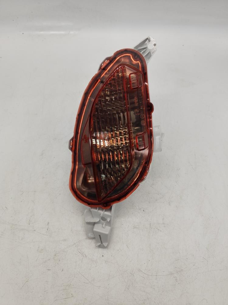 Faro antiniebla trasero derecho 81581-0D230 de Toyota Yaris 2015-2020 - pieza usada
