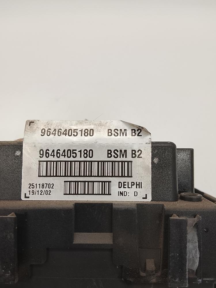 Boîtier fusibles 9646405180 de Peugeot 307 cc (3b) 2005-2009 109 CV - pieza usada
