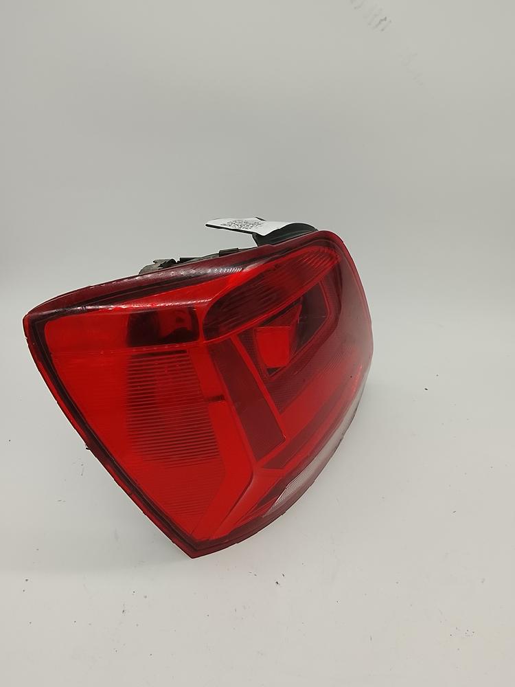 Piloto trasero izquierdo 2215110 de Volkswagen Polo v (6r1, 6c1) 2011-2014 - pieza usada