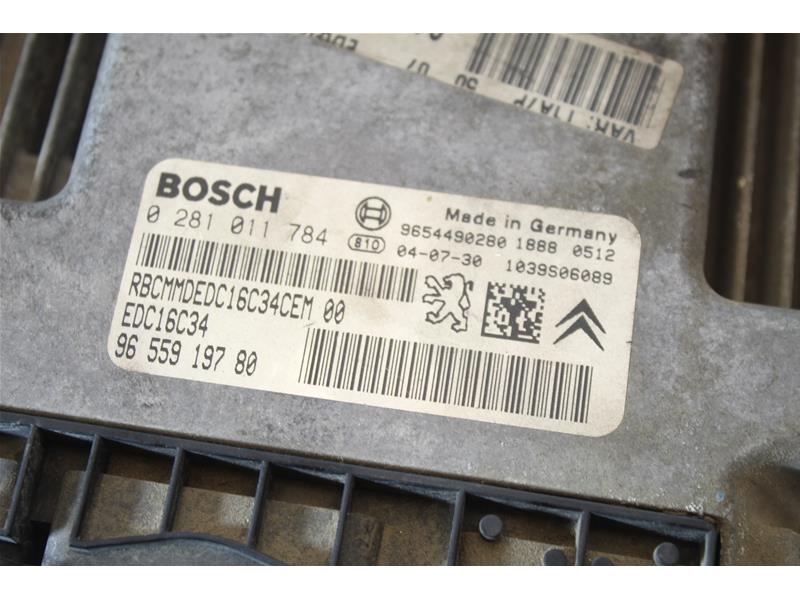 Switchboard engine uce 8HX 0281011784 de Peugeot 206 (t1) 1998-2010 51 KW 69 CV CV - pieza usada