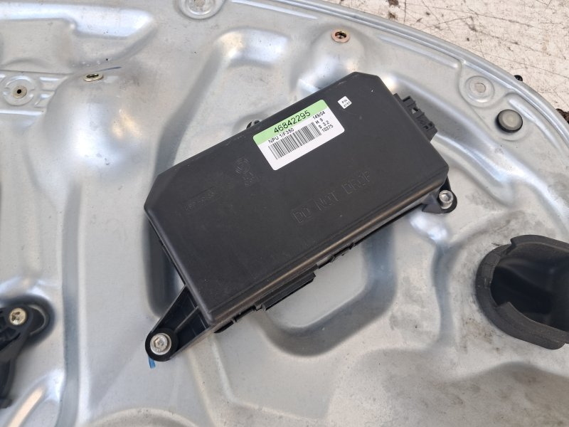 Front power window lh 188A9000 71734870 de Fiat Idea (135) 2004-2012 - pieza usada