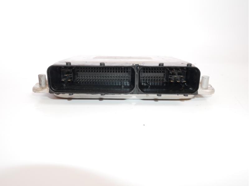 Boîtier moteur uce 0281011222 de Audi A4 avant (8e5 - b6) 2001-2005 - pieza usada