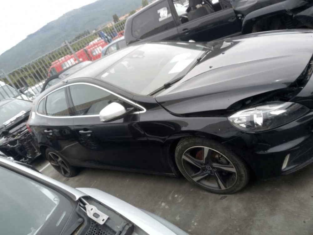 VOLVO V40 2 generation (2012-2020) Aizmugurējās kreisās durvis 32321999 26038722