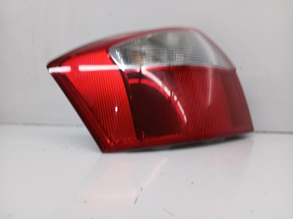 Feu arrière gauche ALT 153947 de Audi A4 berlina (8e) 2000-2004 - pieza usada