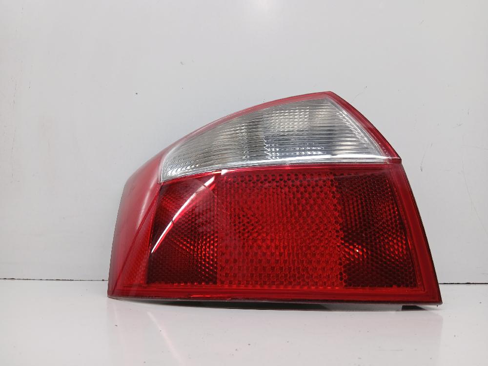 Feu arrière gauche ALT 153947 de Audi A4 berlina (8e) 2000-2004 - pieza usada