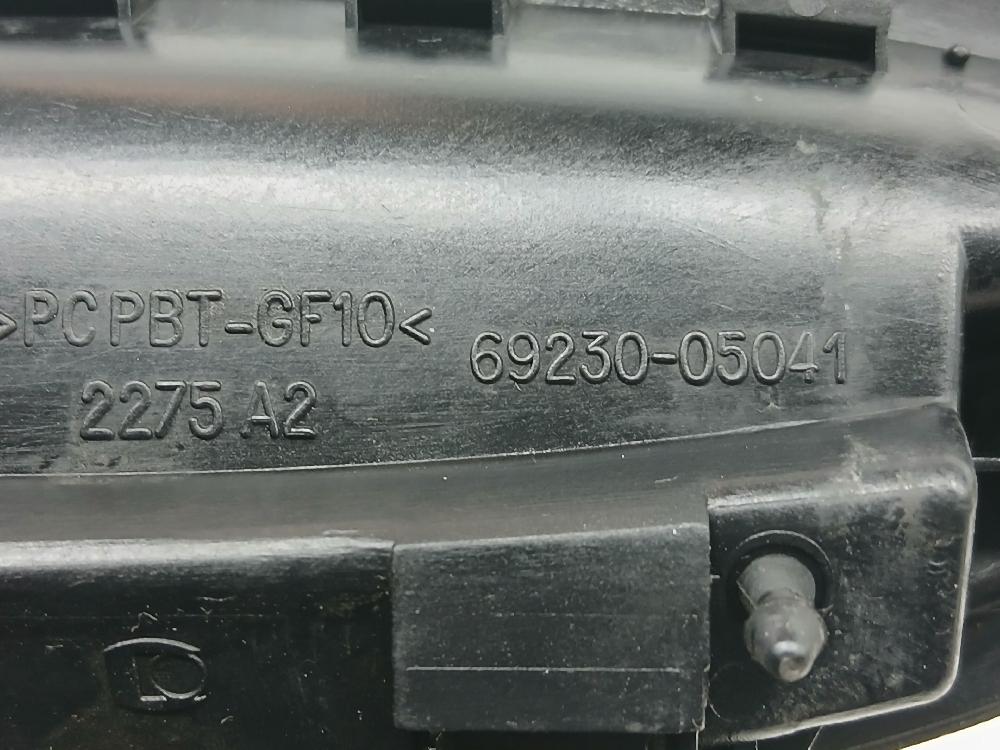 Maneta exterior delantera derecha 2CTE 6923005041 de Toyota Avensis berlina (t22) 1997-2000 - pieza usada