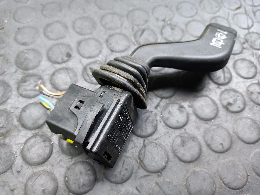 Mando del limpia X10XE 90124931 de Opel Corsa b 1997-2000 - pieza usada