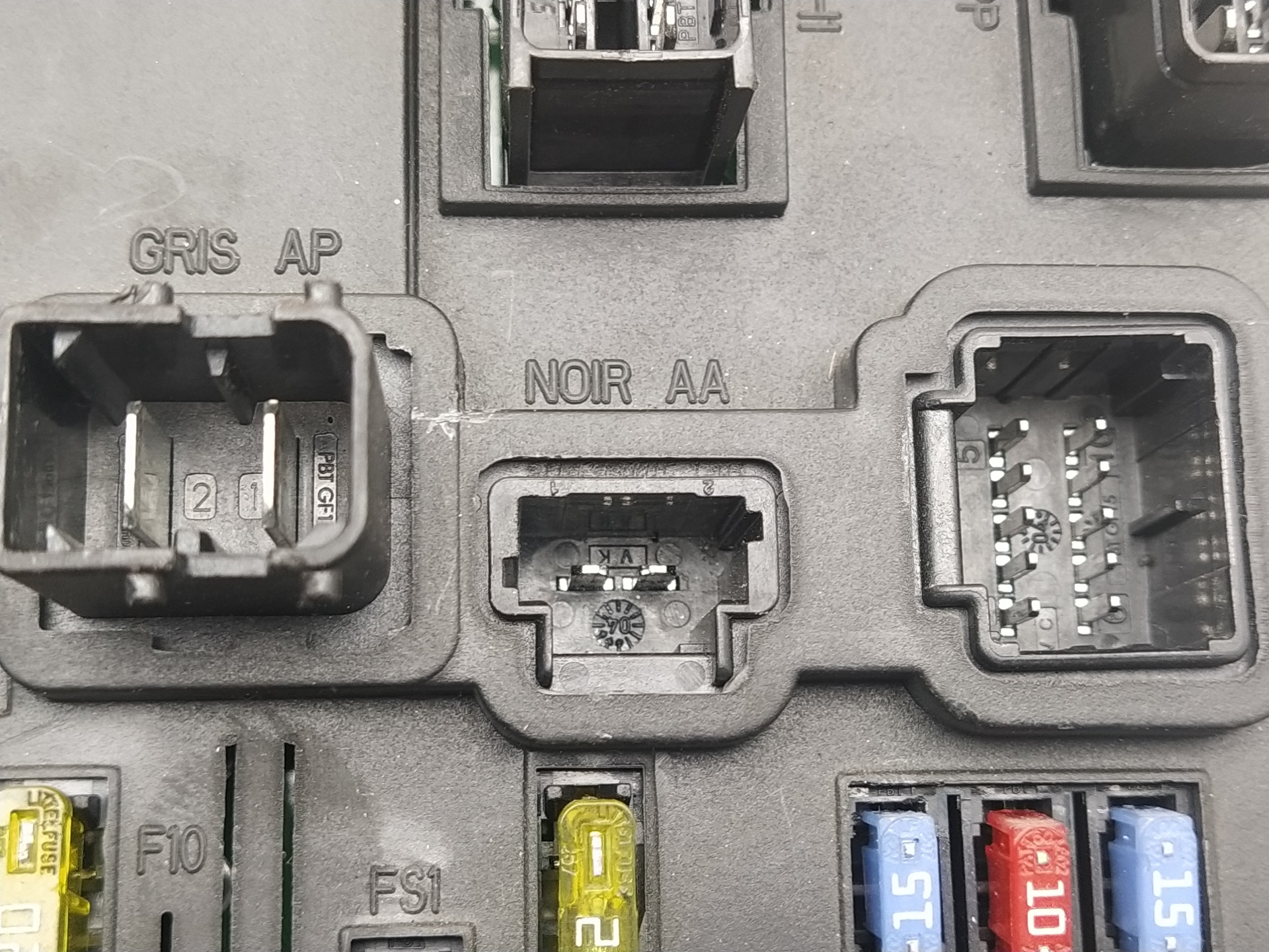 Caja de relés / fusibles RHR 9655221080 de Peugeot 407 2004-0 136 CV - pieza usada