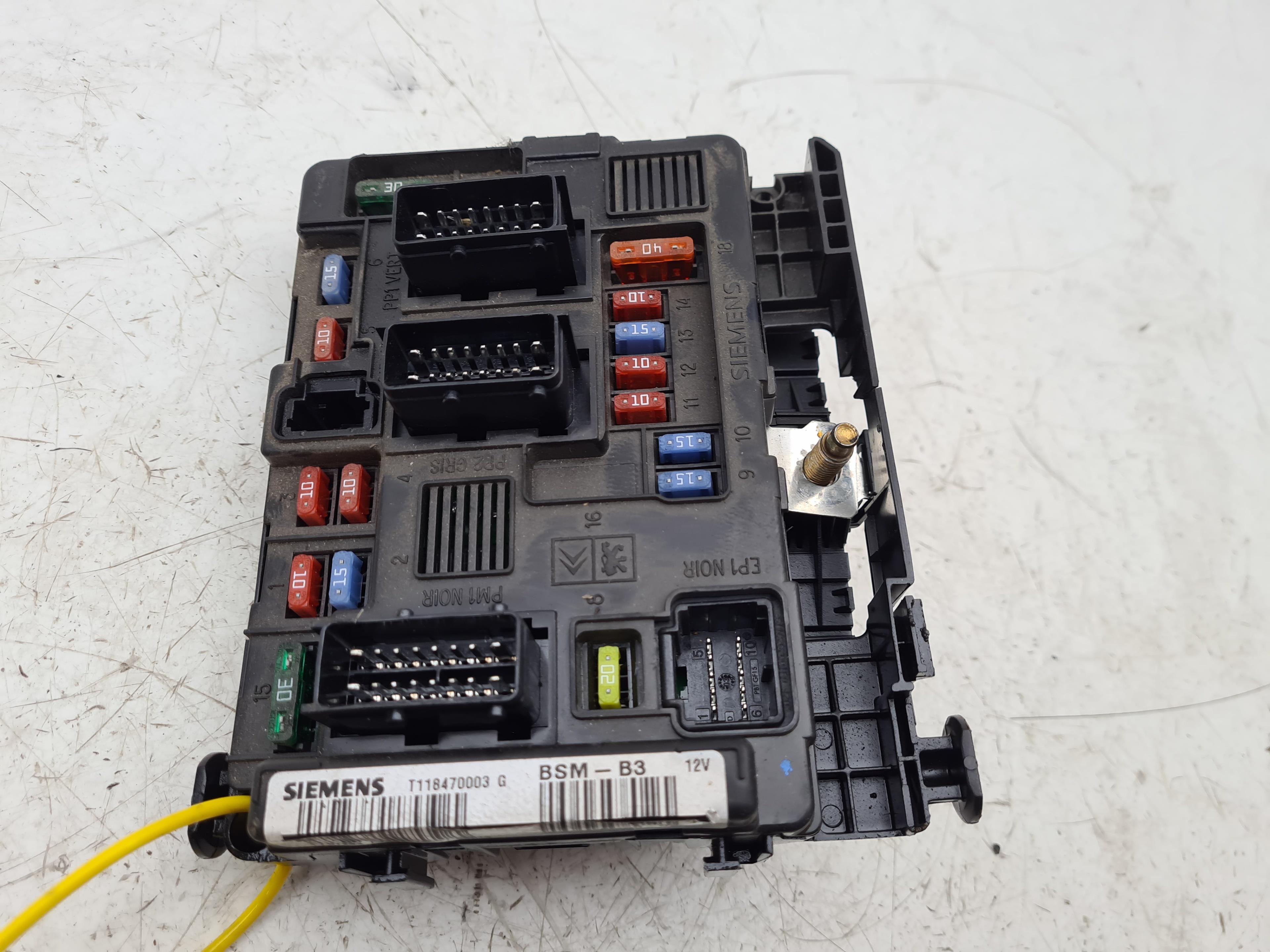 Caja de relés / fusibles RHY 964349888000 de Peugeot Partner monospace (5_, g_) 2005-2008 90 CV - pieza usada