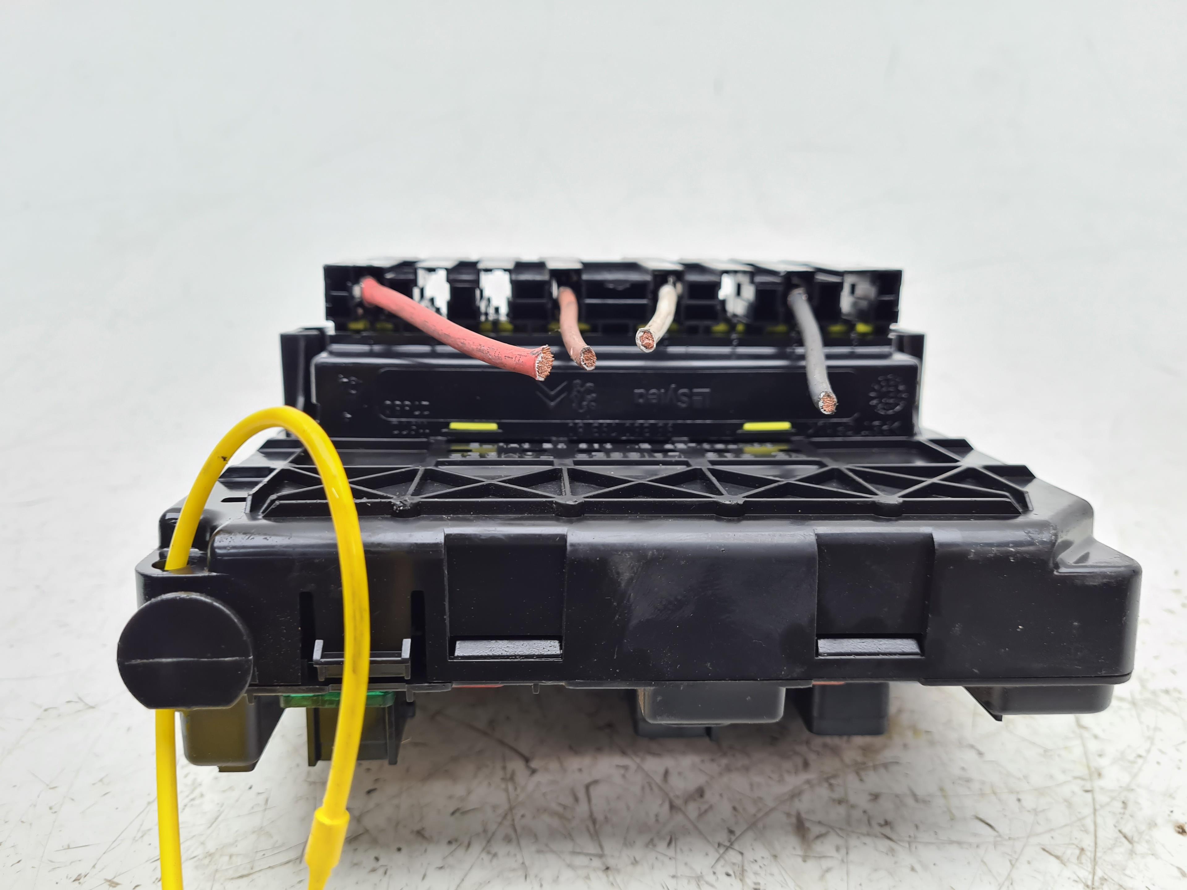 Caja de relés / fusibles RHY 964349888000 de Peugeot Partner monospace (5_, g_) 2005-2008 90 CV - pieza usada