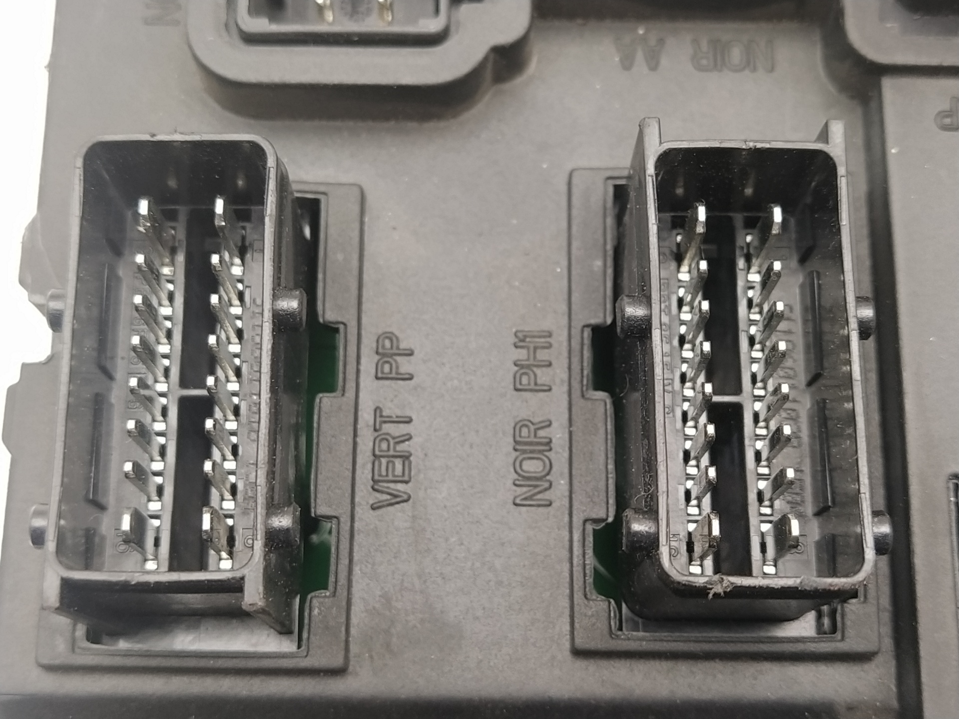 Caja de relés / fusibles RHR 9655221080 de Peugeot 407 2004-0 136 CV