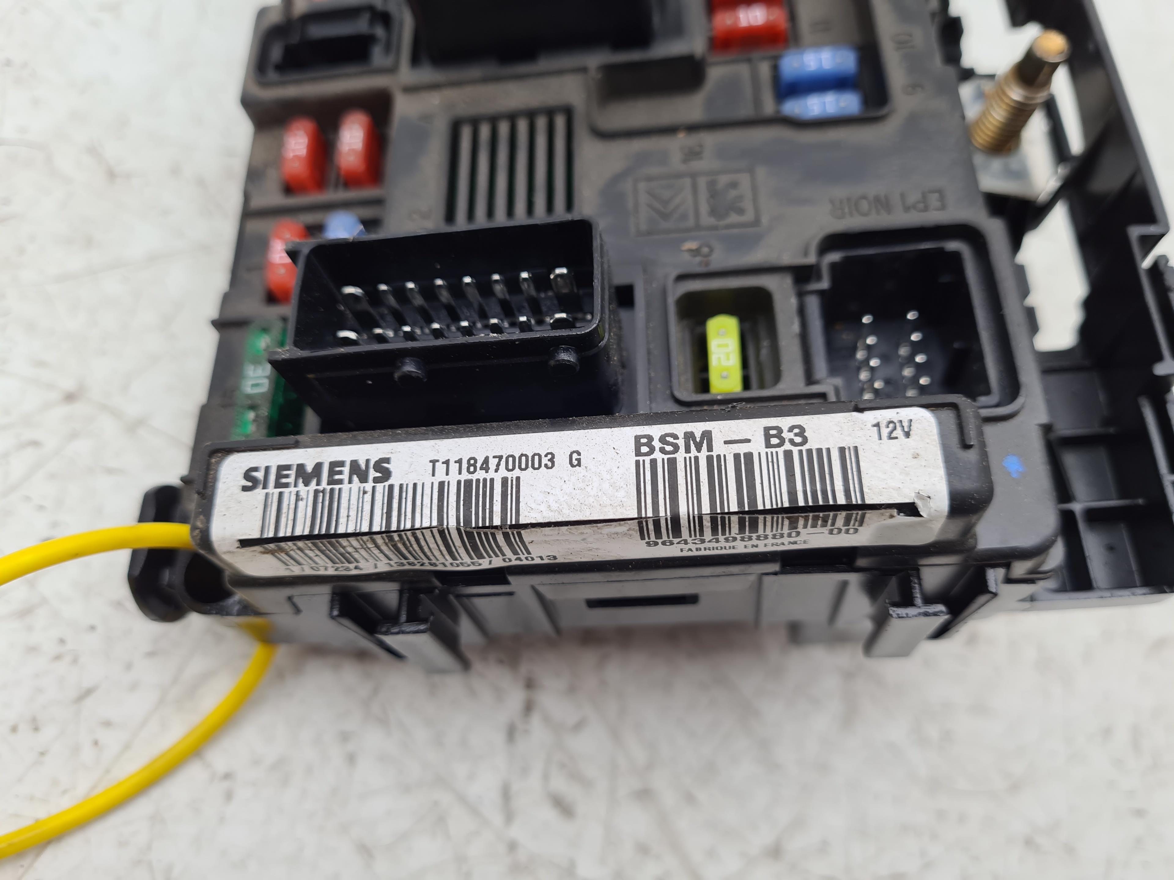 Caja de relés / fusibles RHY 964349888000 de Peugeot Partner monospace (5_, g_) 2005-2008 90 CV