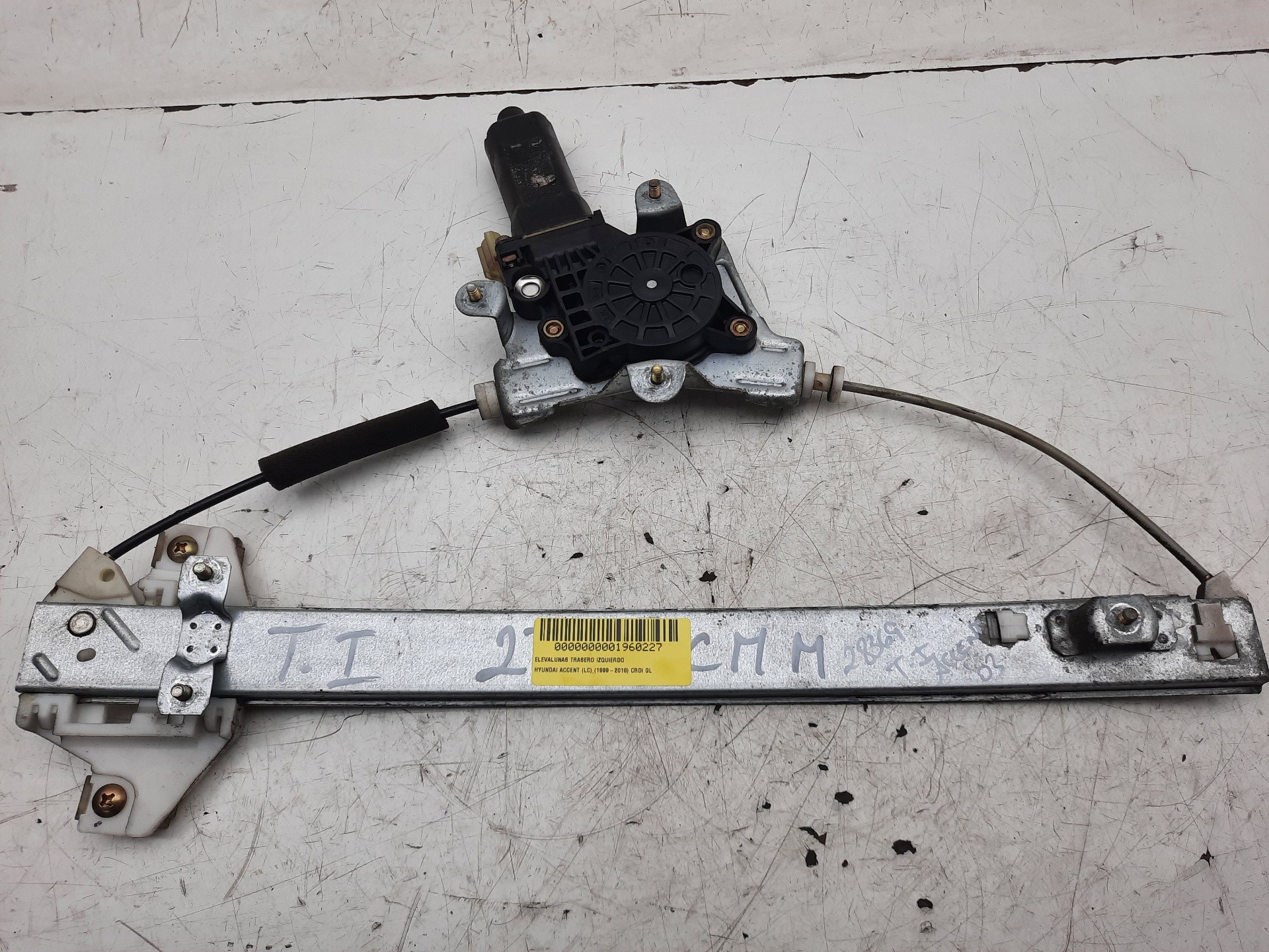 Elevalunas trasero izquierdo D3EA 8340125000 de Hyundai Accent 1999-2010 - pieza usada