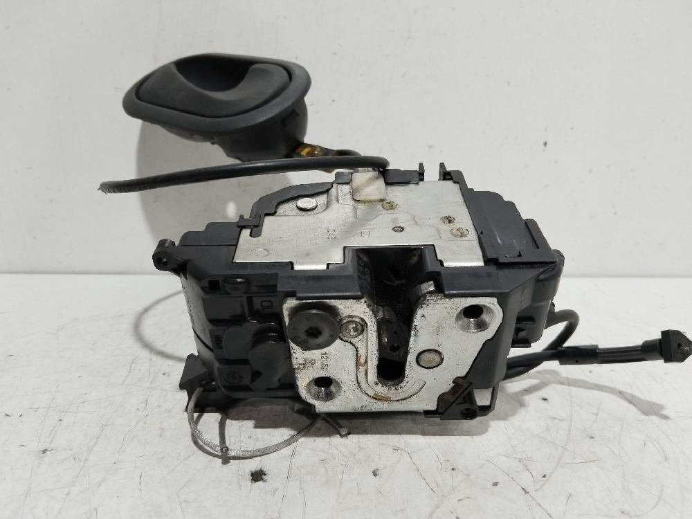 Cerradura puerta delantera derecha D4F740 8200219247 de Renault Modus / grand modus (f/jp0_) 2004-2008 75 CV con 133534 km - pieza usada