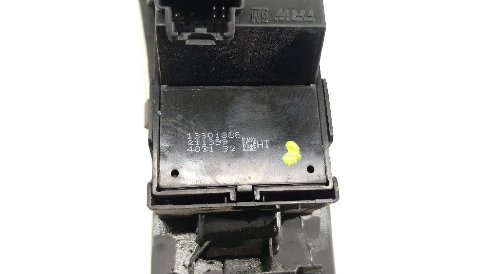 Mando elevalunas delantero derecho A 16 XER,B 16 XER 13301886 de Opel Astra j (p10) 2009-2015 115 CV con 194671 km - pieza usada