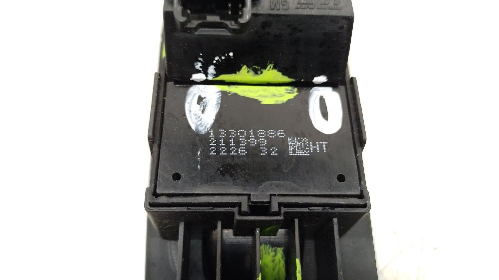 Mando elevalunas delantero derecho A 20 DT,Y 20 DTJ,Z 20 DTJ 13301886 de Opel Zafira tourer c van (p12) 2011-0 131 CV con 197877 km - pieza usada