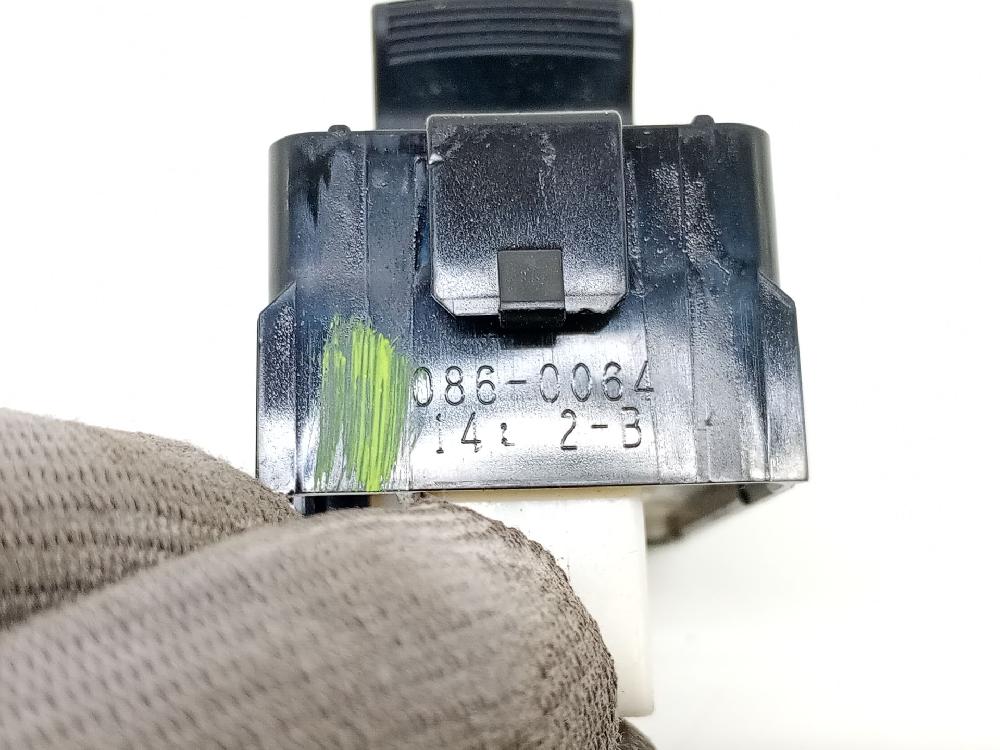 Mando elevalunas trasero derecho 2ZR-FXE 8481002140 de Toyota Auris (_e15_) 2007-2012 136 CV con 130199 km - pieza usada