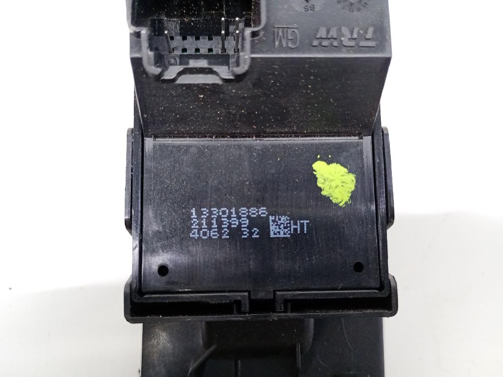 Mando elevalunas delantero derecho B 16 DTL 13301886 de Opel Astra j (p10) 2009-2015 110 CV con 148683 km - pieza usada