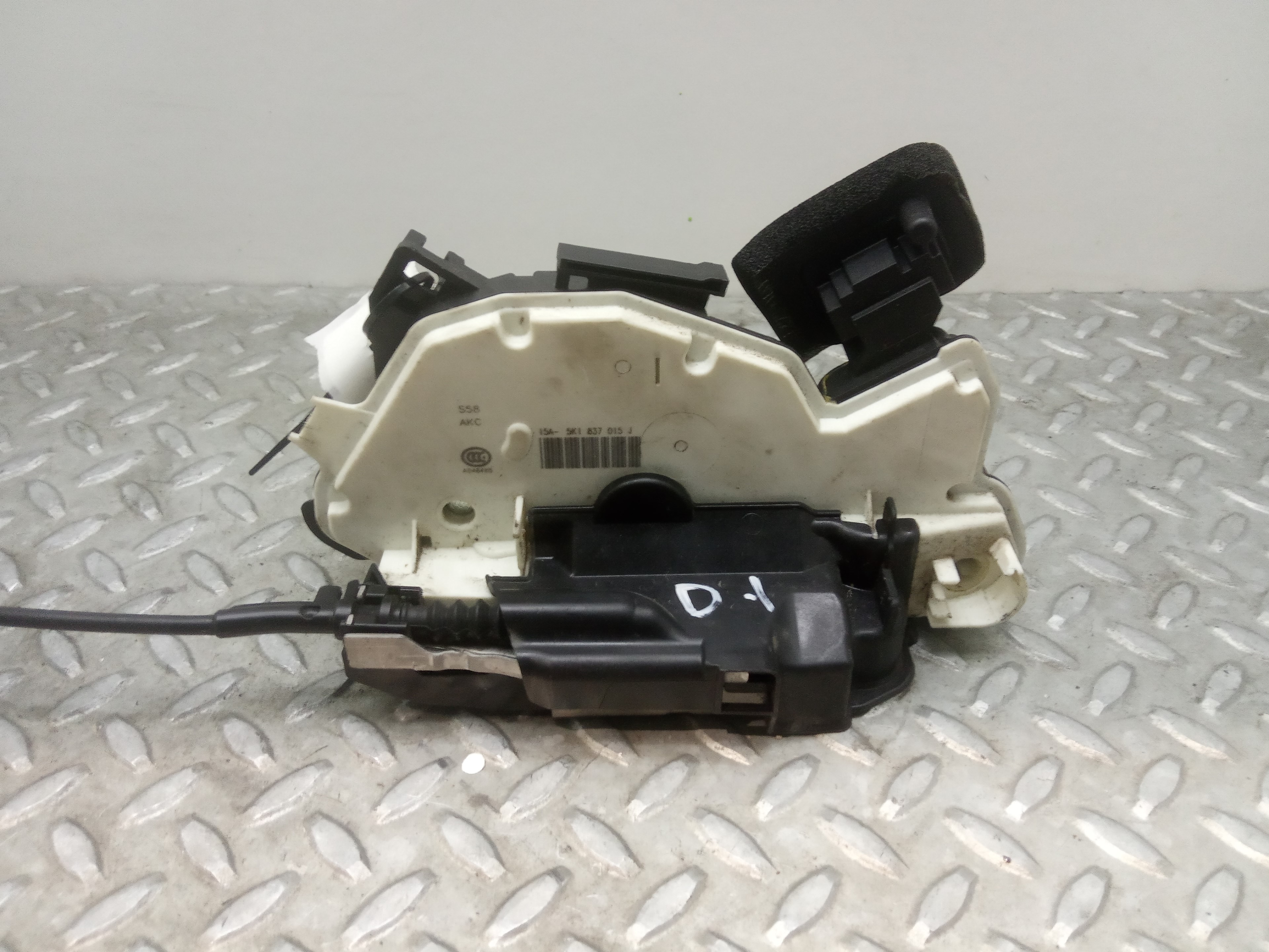 SEAT Leon 3 generation (2012-2020) Front Left Door Lock 5K1837015J 23689909