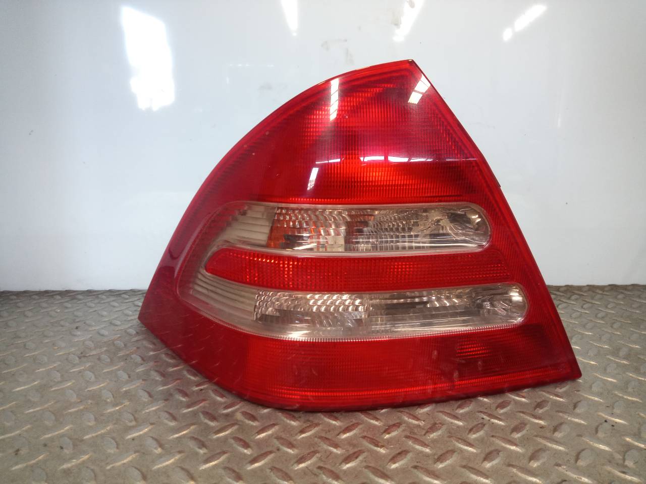 MERCEDES-BENZ C-Class W203/S203/CL203 (2000-2008) Rear Left Taillight 23350736