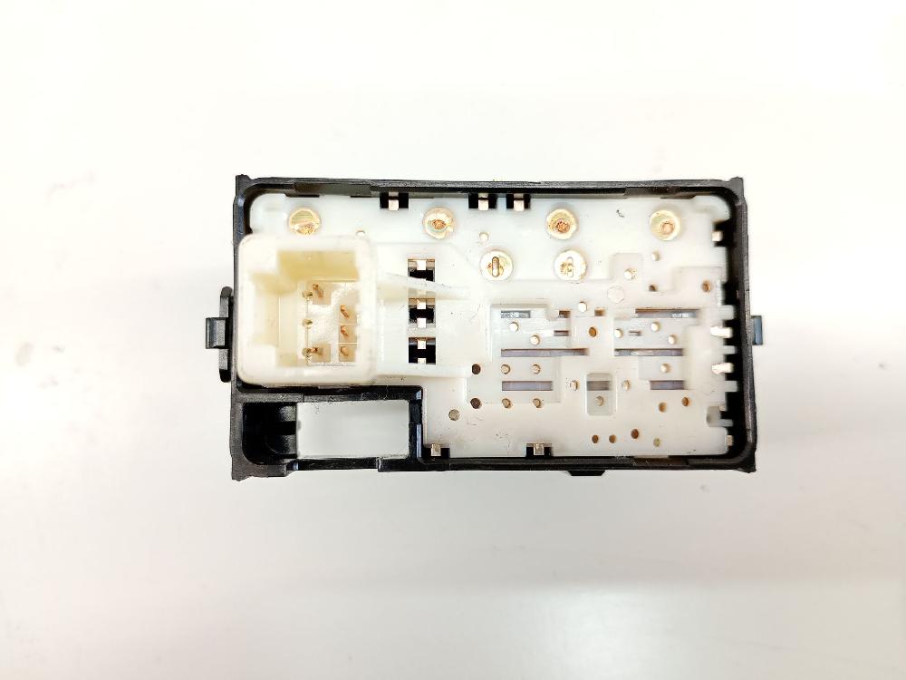 Mando elevalunas trasero izquierdo 2ZR-FXE 8481002140 de Toyota Auris (_e15_) 2007-2012 136 CV con 130199 km - pieza usada