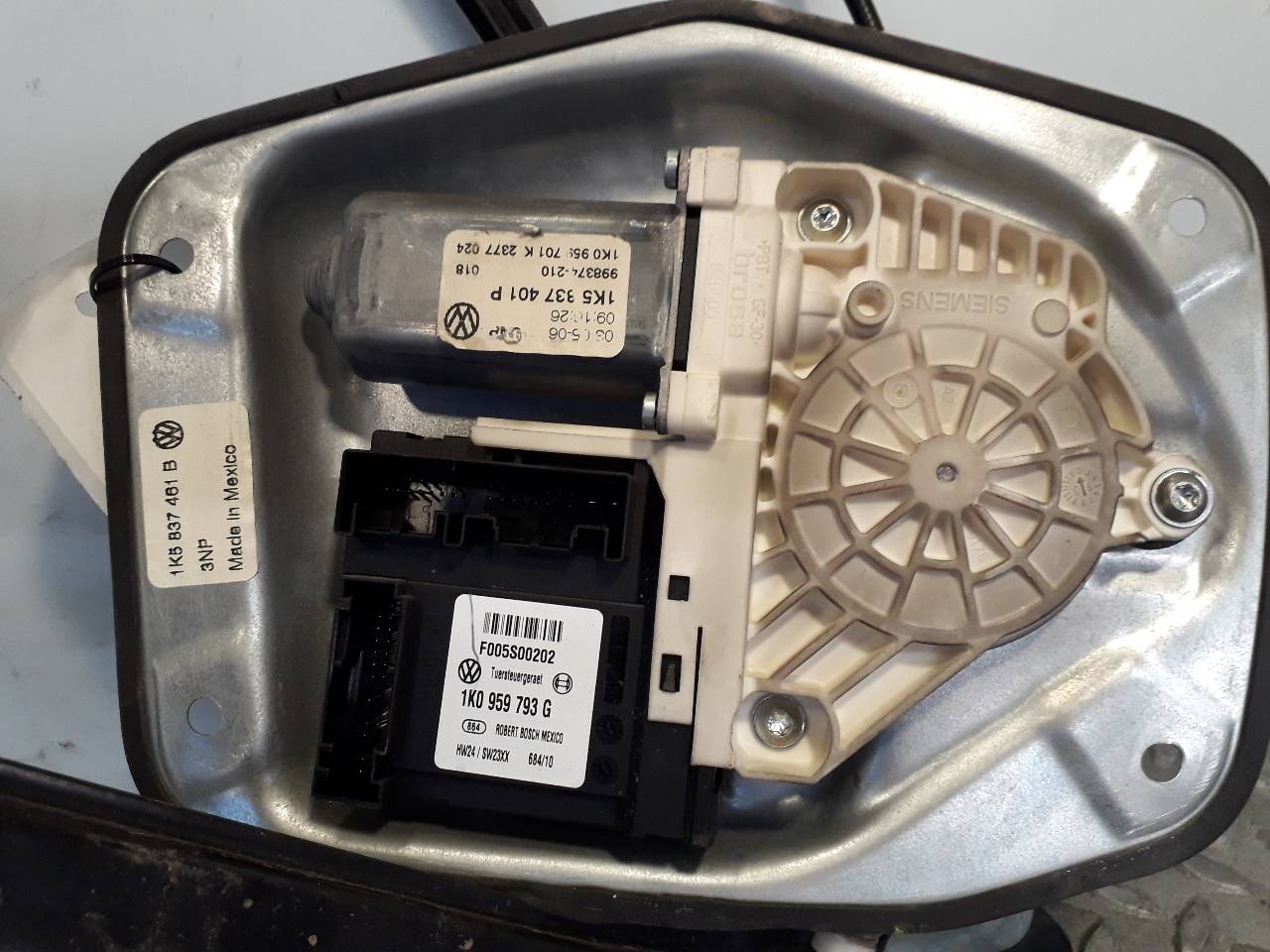 VOLKSWAGEN Jetta 5 generation (2005-2011) Regulator de geam ușă stânga față 1K5837461B, 1K0959793G, 1K5837401P 23703042