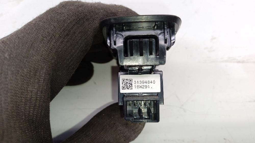Mando elevalunas trasero derecho D 4204 T13,D 4204 T8 31394840 de Volvo V40 cross country (526) 2012-2015 120 CV con 194182 km - pieza usada