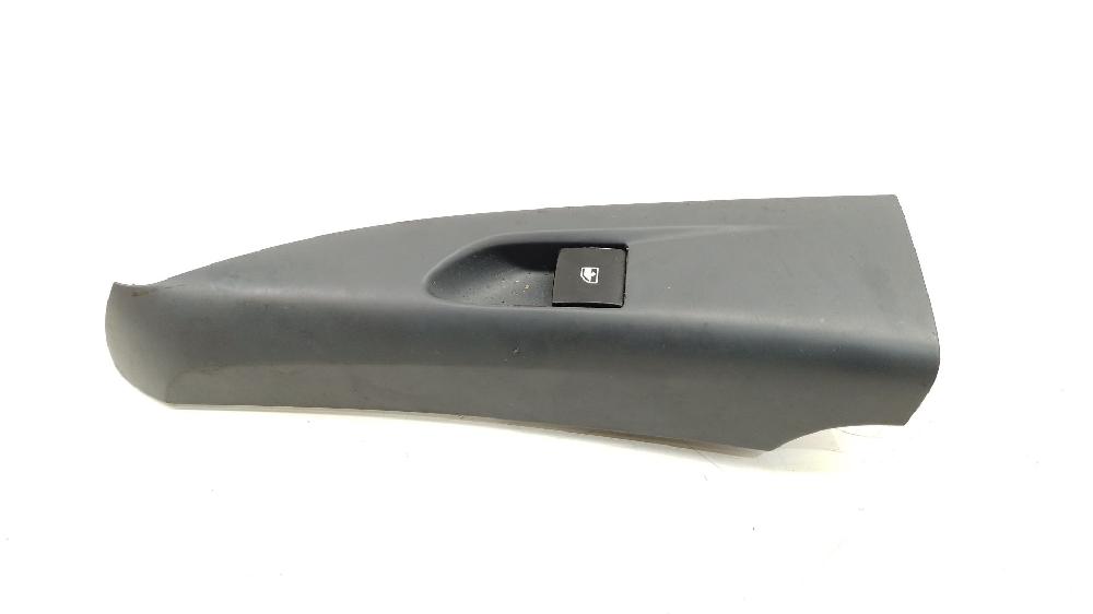 Mando elevalunas trasero derecho A 20 DT,Y 20 DTJ,Z 20 DTJ 13301888 de Opel Zafira tourer c van (p12) 2011-0 131 CV con 197877 km