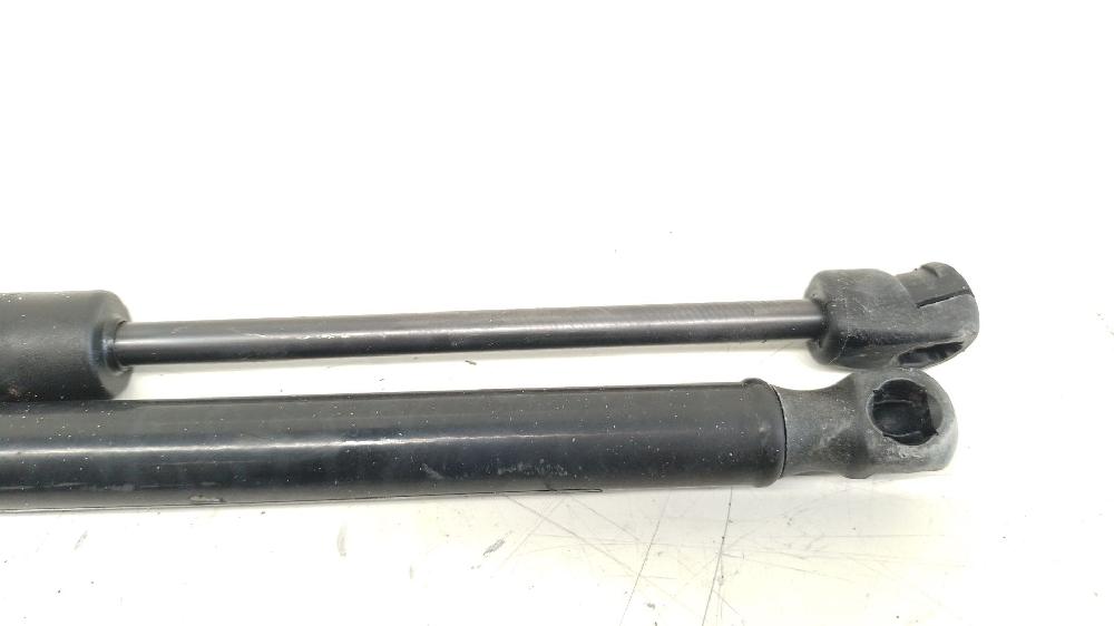 Amortiguador del capó D4FD 811613Z000 de Hyundai I40 i cw (vf) 2011-2019 136 CV - pieza usada