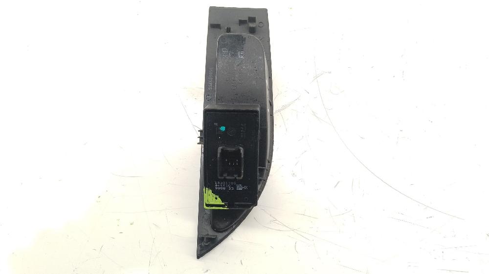 Mando elevalunas trasero izquierdo B 16 DTL 13301888 de Opel Astra j (p10) 2009-2015 110 CV - pieza usada