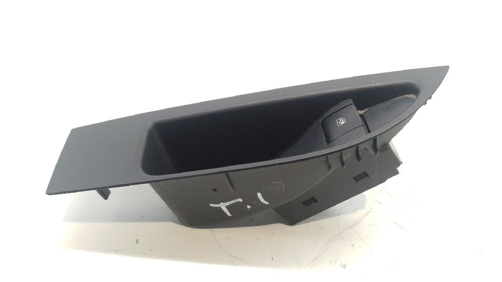 Mando elevalunas trasero izquierdo B 16 DTL 13301888 de Opel Astra j (p10) 2009-2015 110 CV - pieza usada
