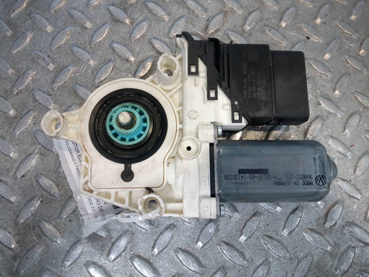 VOLKSWAGEN Passat B6 (2005-2010) Motor de control geam ușă  dreapta spate 1K0959704P 23331604